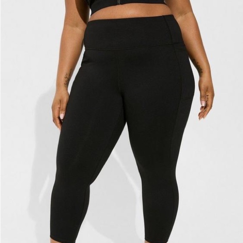 Torrid Size 2 18/20- Performance Core Performance Capri with Pockets